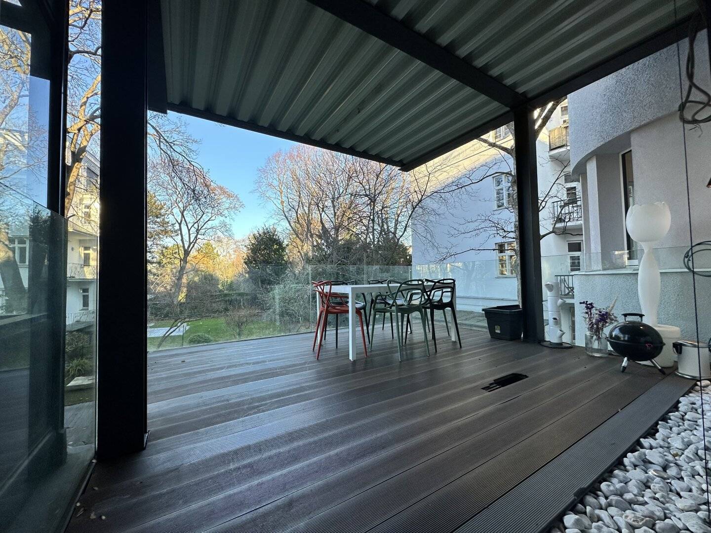 STILVOLLES WOHNEN IN DER VILLENGEGEND: Moderne Wohnung mit Gartenblick