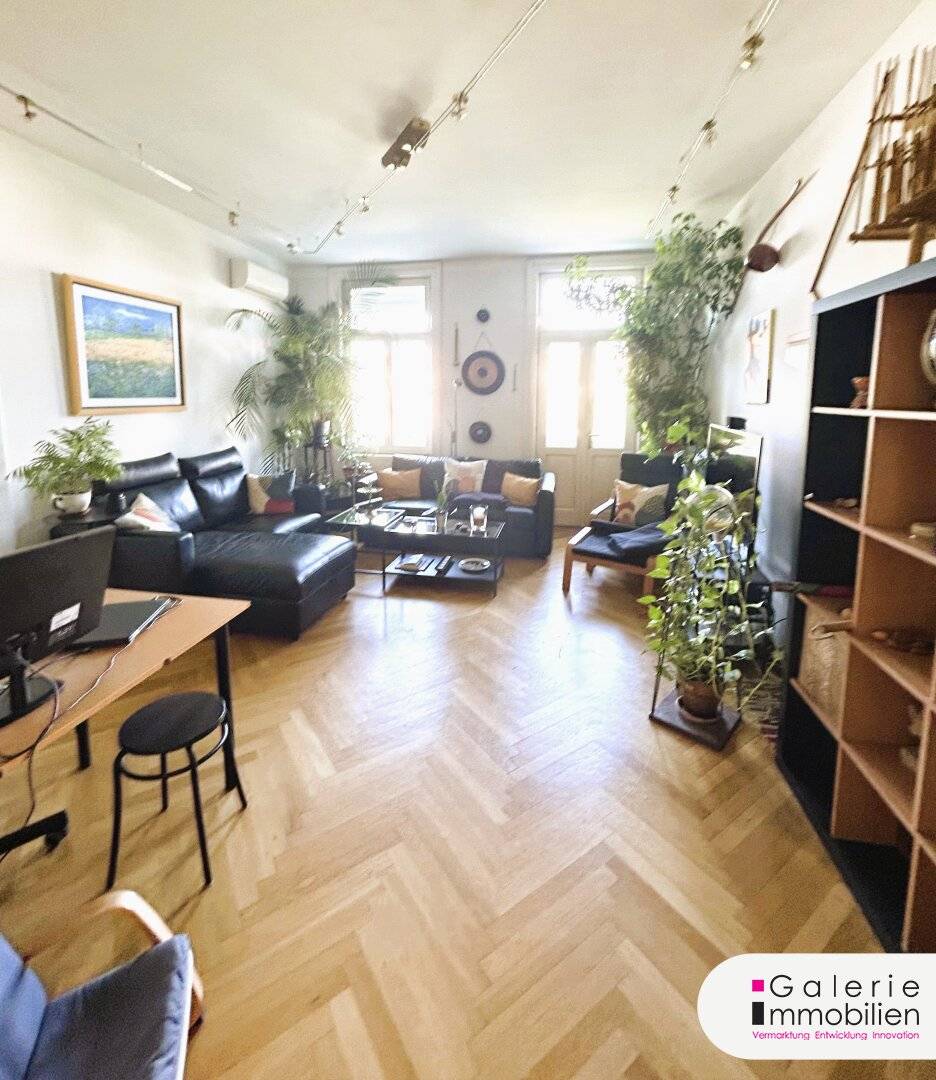 Well maintained 6-room historic apartment with dreamlike view - balcony extension possible!