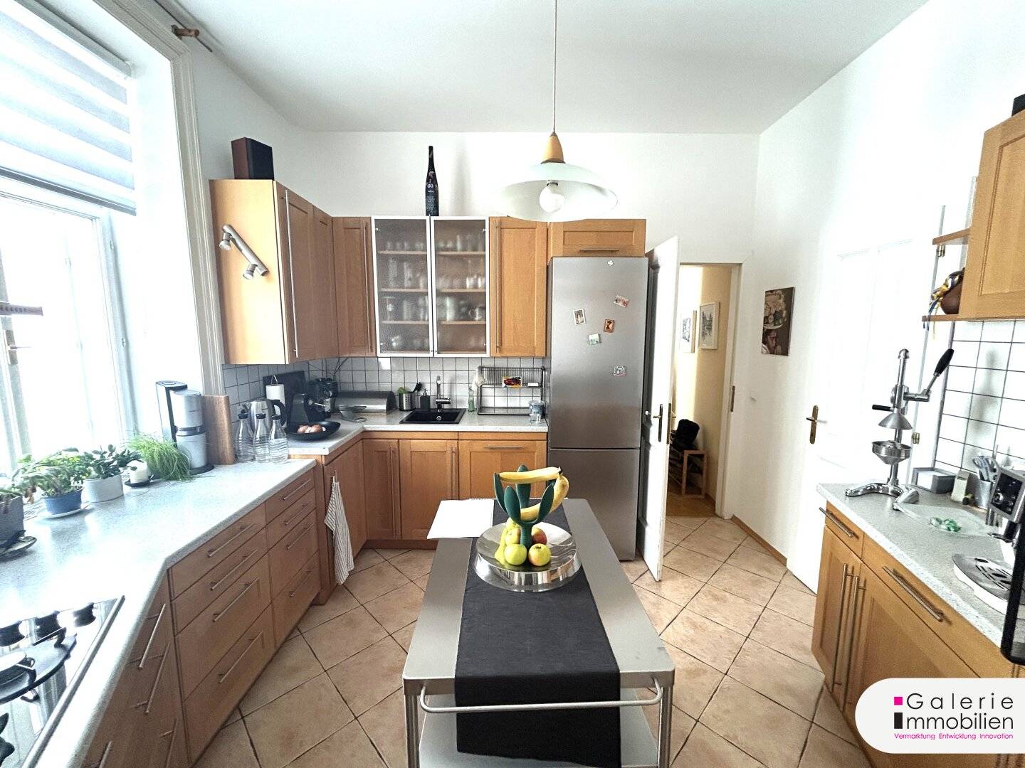 Well maintained 6-room historic apartment with dreamlike view - balcony extension possible!