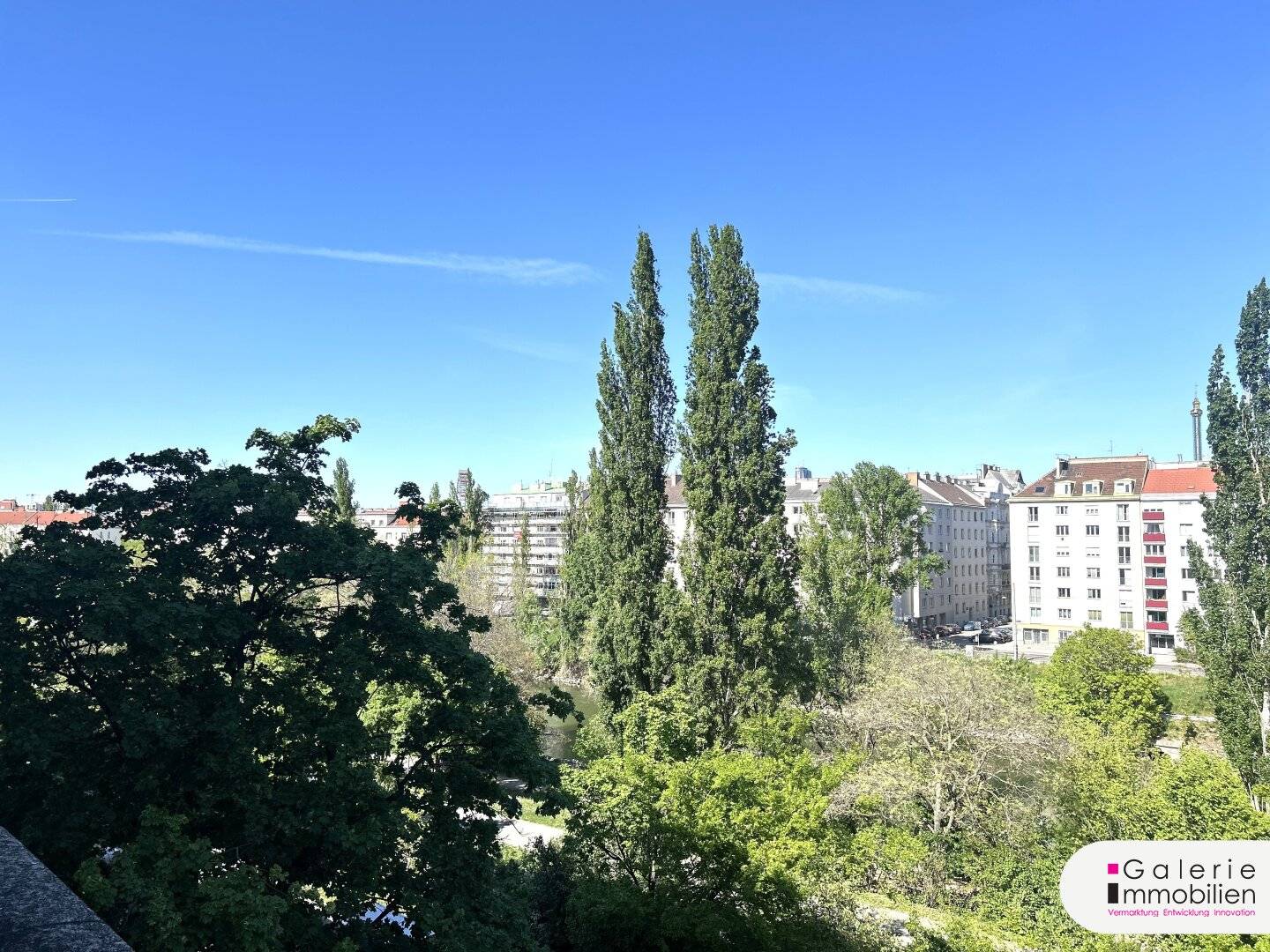 Well maintained 6-room historic apartment with dreamlike view - balcony extension possible!