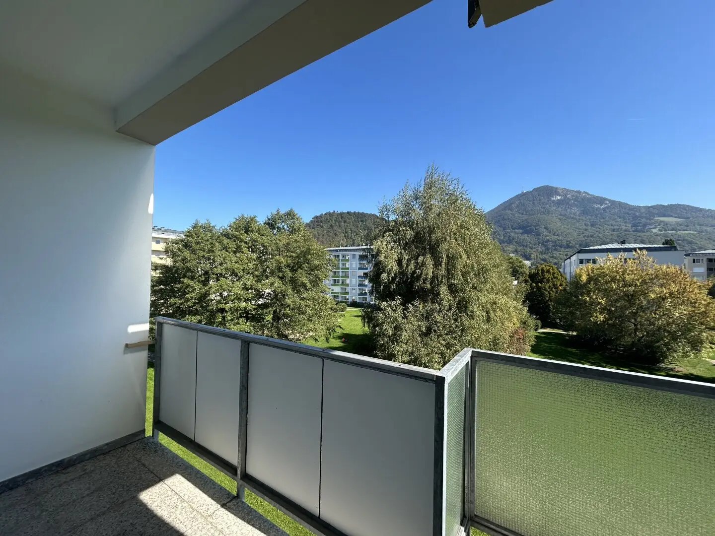 Spacious 4-room apartment with loggia near Borromäum