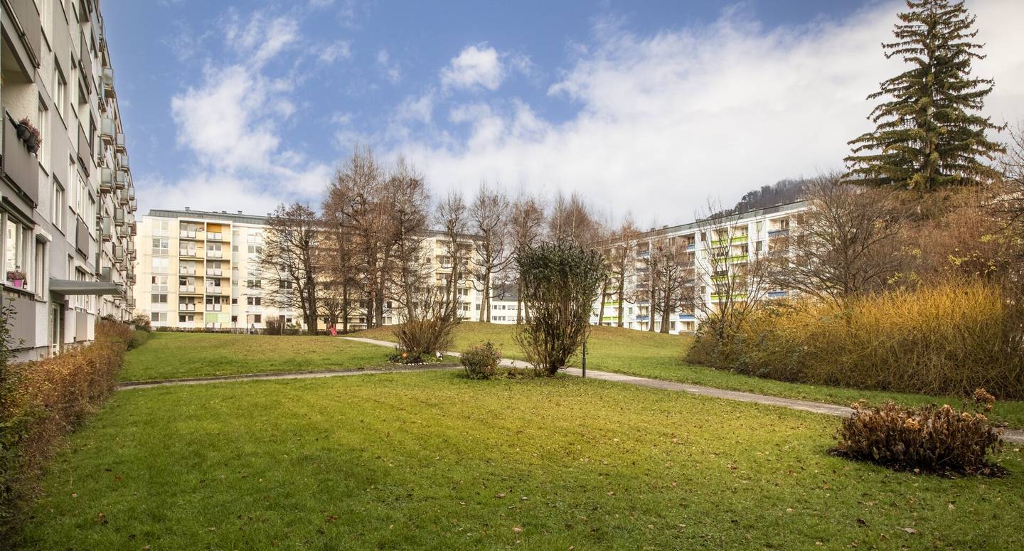 Spacious 4-room apartment with loggia near Borromäum