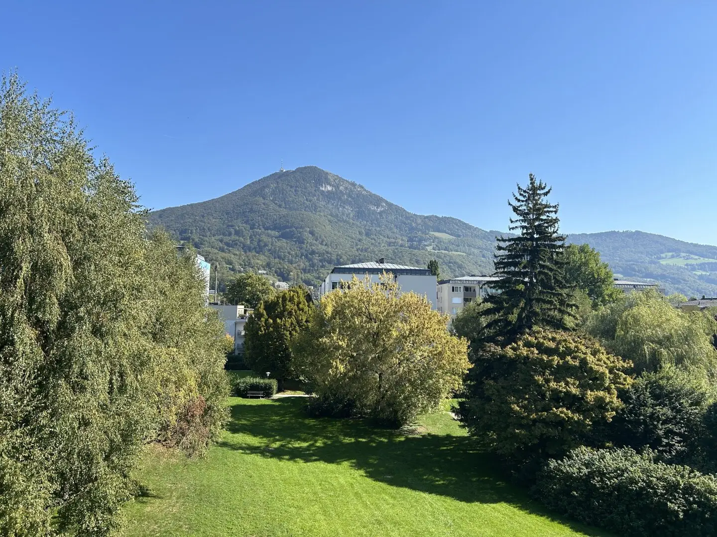 Spacious 4-room apartment with loggia near Borromäum
