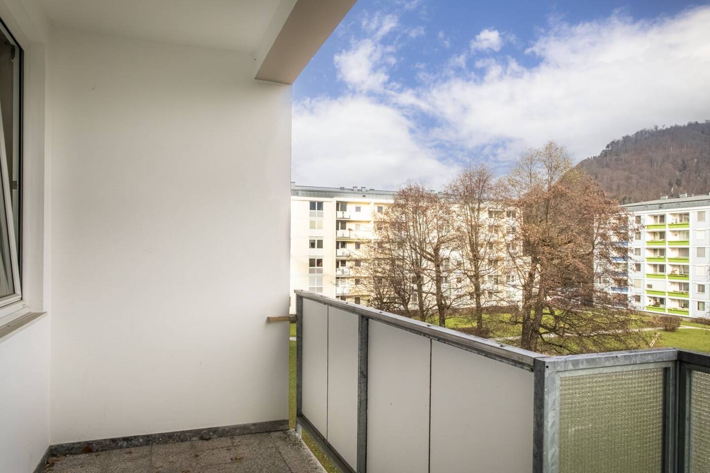 Spacious 4-room apartment with loggia near Borromäum