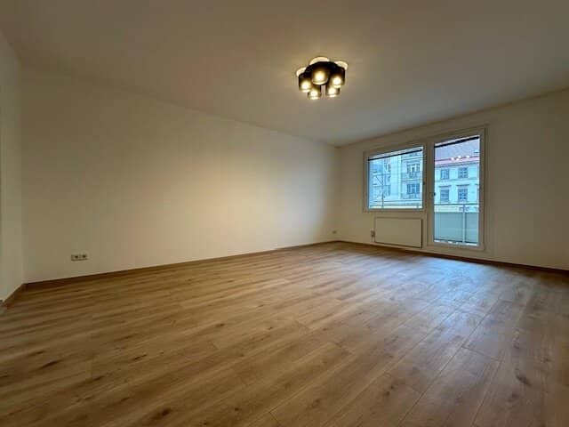 Top Location Directly at the U Bahn Station Nestoyplatz