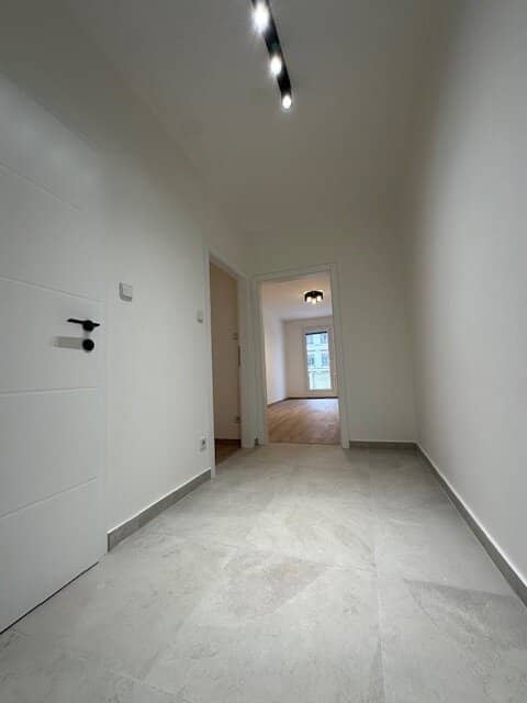 Top Location Directly at the U Bahn Station Nestoyplatz