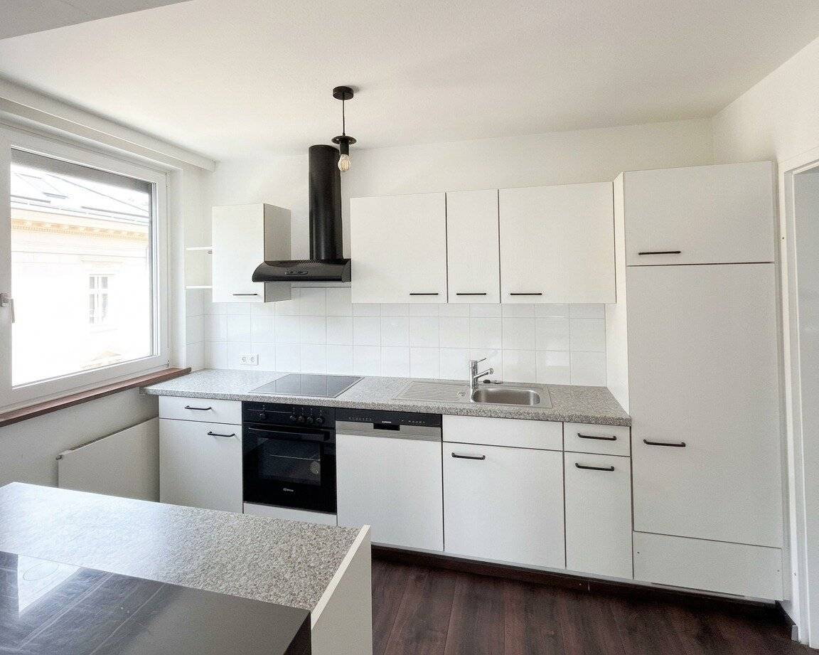 Spacious 4-room apartment near Neutor","de":"Großzügige 4-Zimmer-Wohnung beim Neutor