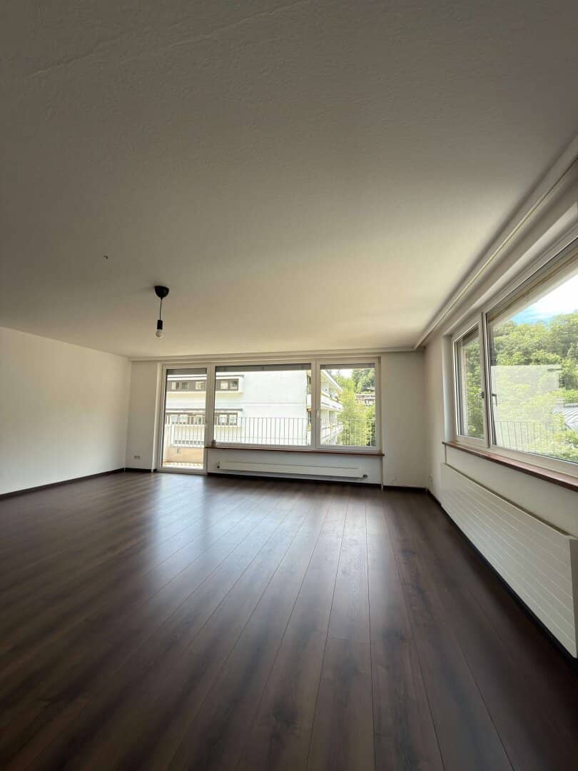 Spacious 4-room apartment near Neutor","de":"Großzügige 4-Zimmer-Wohnung beim Neutor