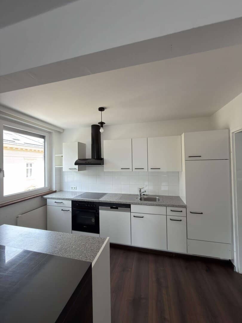 Spacious 4-room apartment near Neutor","de":"Großzügige 4-Zimmer-Wohnung beim Neutor