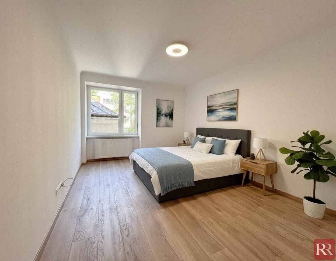 Commission free fully renovated 2 room apartment with excellent infrastructure