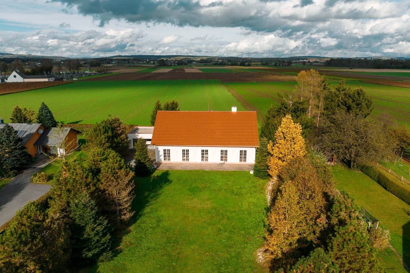 TRAUMHAFTES ANWESEN IN BAD RADKERSBURG - BAULAND SOWIE HAUS MIT AUSBAUPOTENZIAL