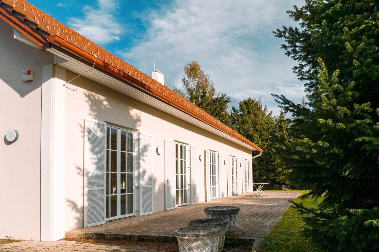 TRAUMHAFTES ANWESEN IN BAD RADKERSBURG - BAULAND SOWIE HAUS MIT AUSBAUPOTENZIAL