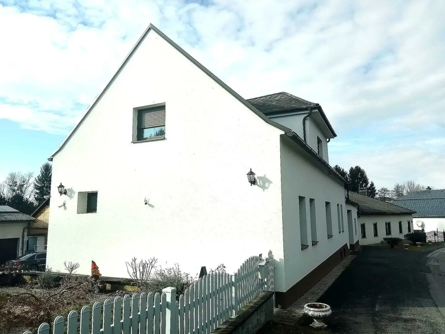 Spacious single-family house with 2,044 m² building land and modern energy technology
