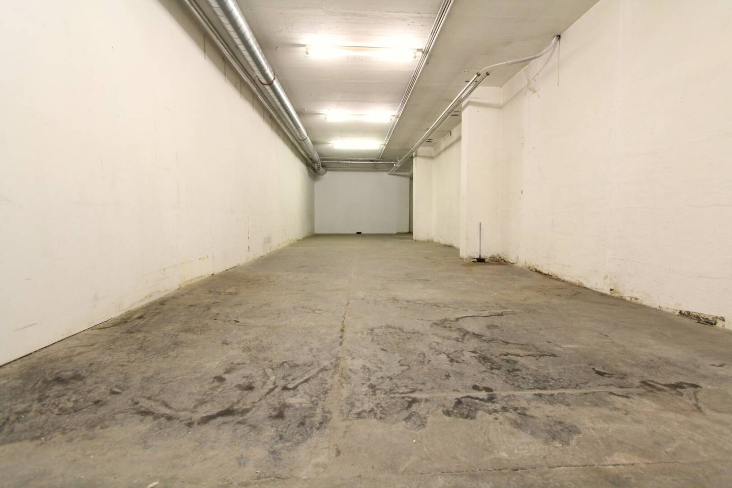 Large warehouse in the 20th district