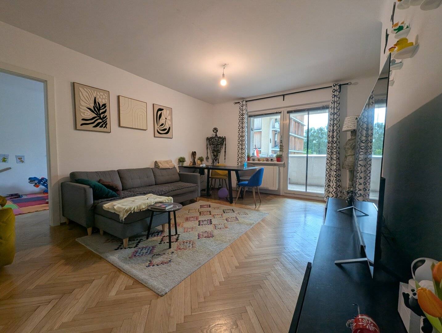 Charming barrier-free three room apartment with balcony, elevator and garage parking space in a desirable location of Salzburg-Liefering