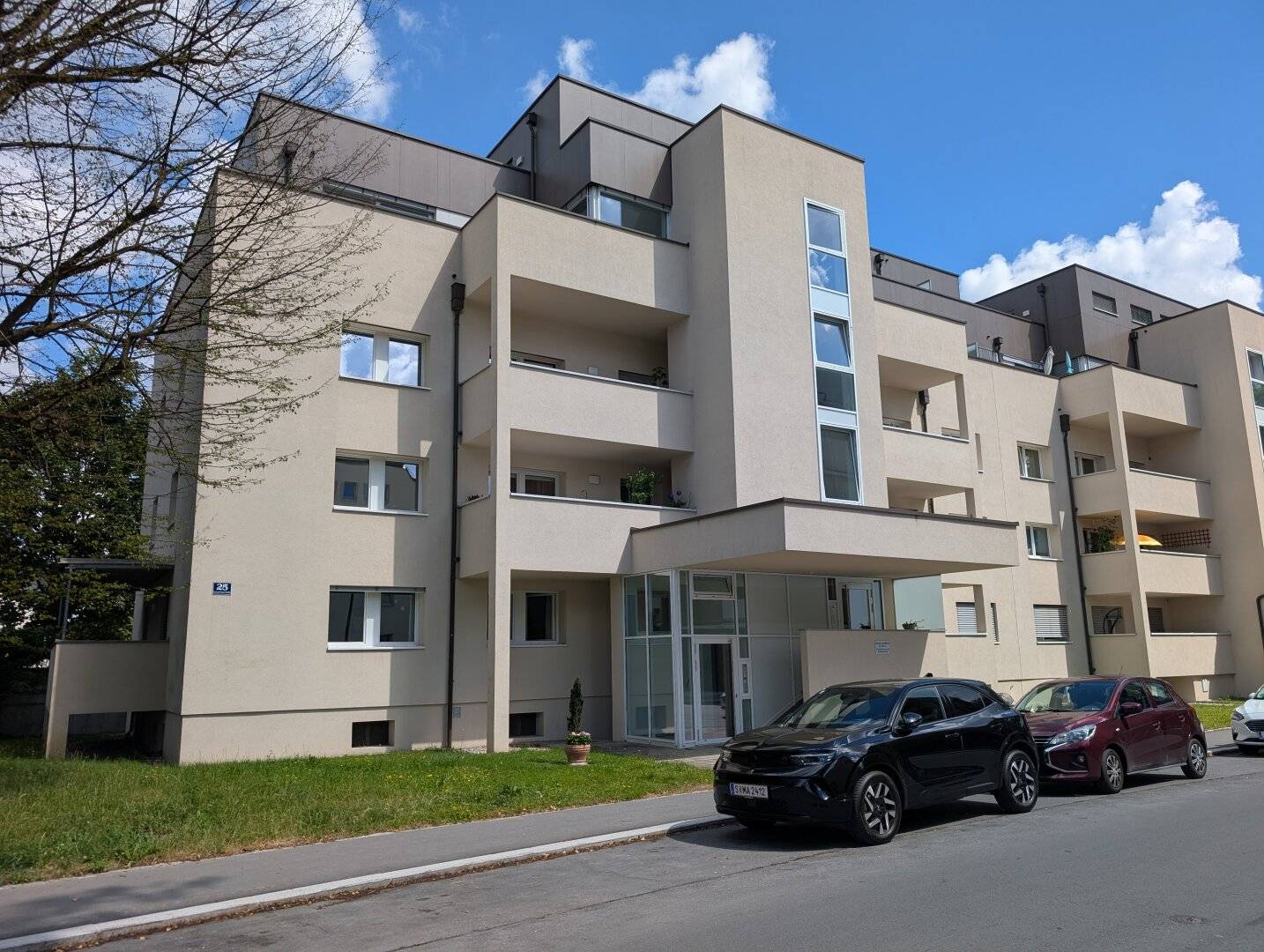 Charming barrier-free three room apartment with balcony, elevator and garage parking space in a desirable location of Salzburg-Liefering