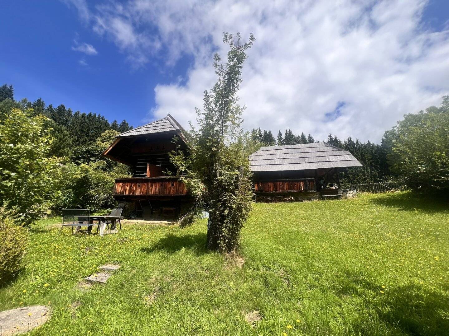 Historischer Kärntner "Troadkasten" mit "Keuschn" in idyllischer Lage