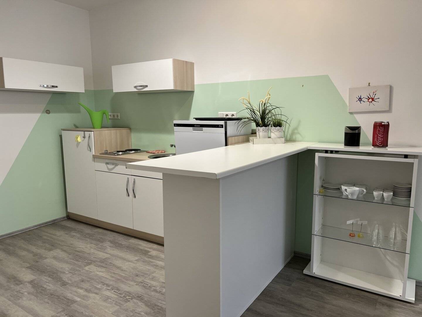 Teilmöbliertes, kleines Büro mit Teeküche und Schulungsraum