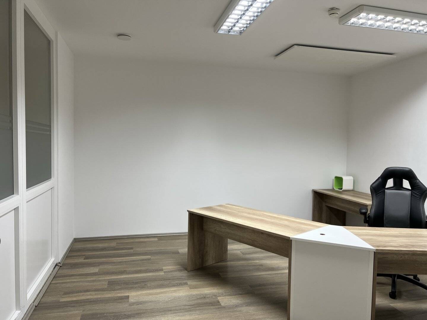 Teilmöbliertes, kleines Büro mit Teeküche und Schulungsraum