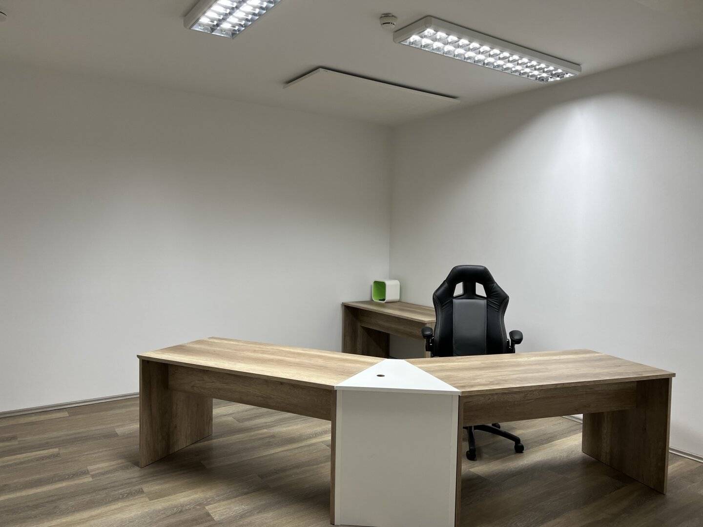 Teilmöbliertes, kleines Büro mit Teeküche und Schulungsraum