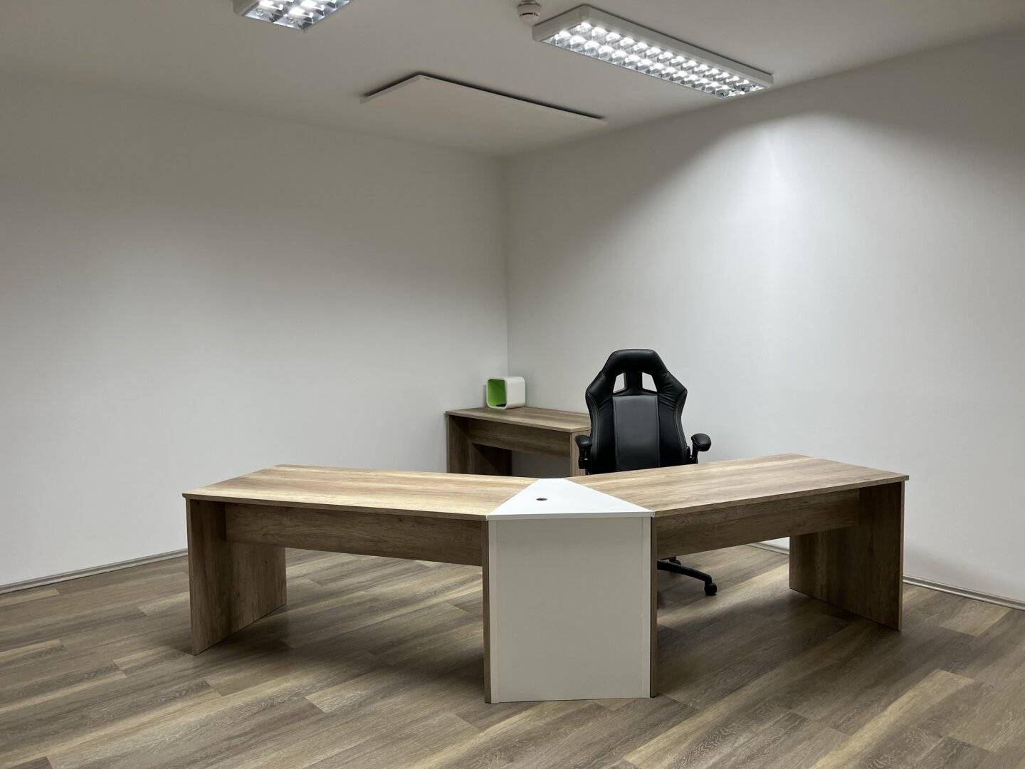 Teilmöbliertes, kleines Büro mit Teeküche und Schulungsraum