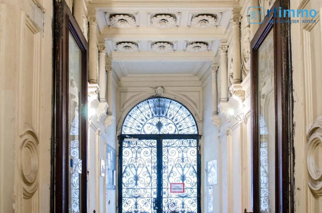 STADTKERN: Quiet renovated 3 room apartment in a heritage protected historicist old building