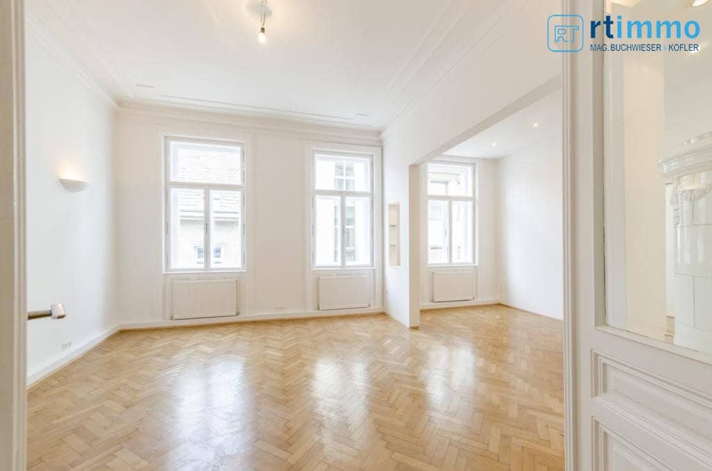 STADTKERN: Quiet renovated 3 room apartment in a heritage protected historicist old building