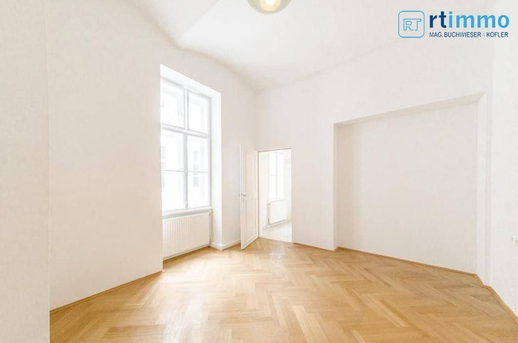 STADTKERN: Quiet renovated 3 room apartment in a heritage protected historicist old building