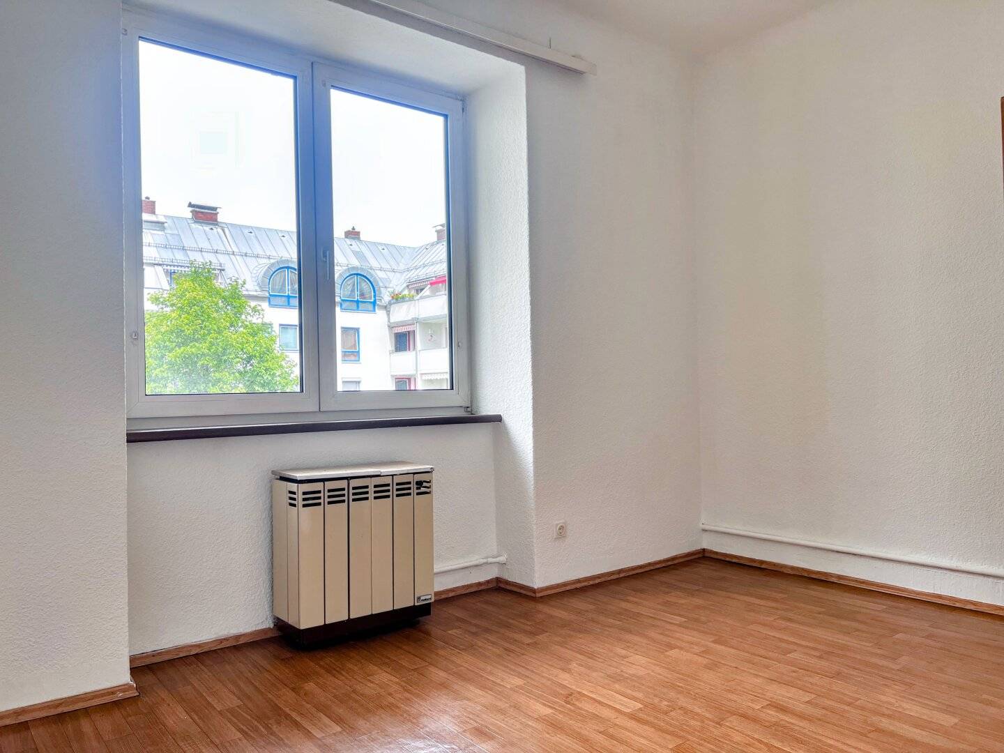 Opportunity! 2-room apartment with balcony - renovation needed