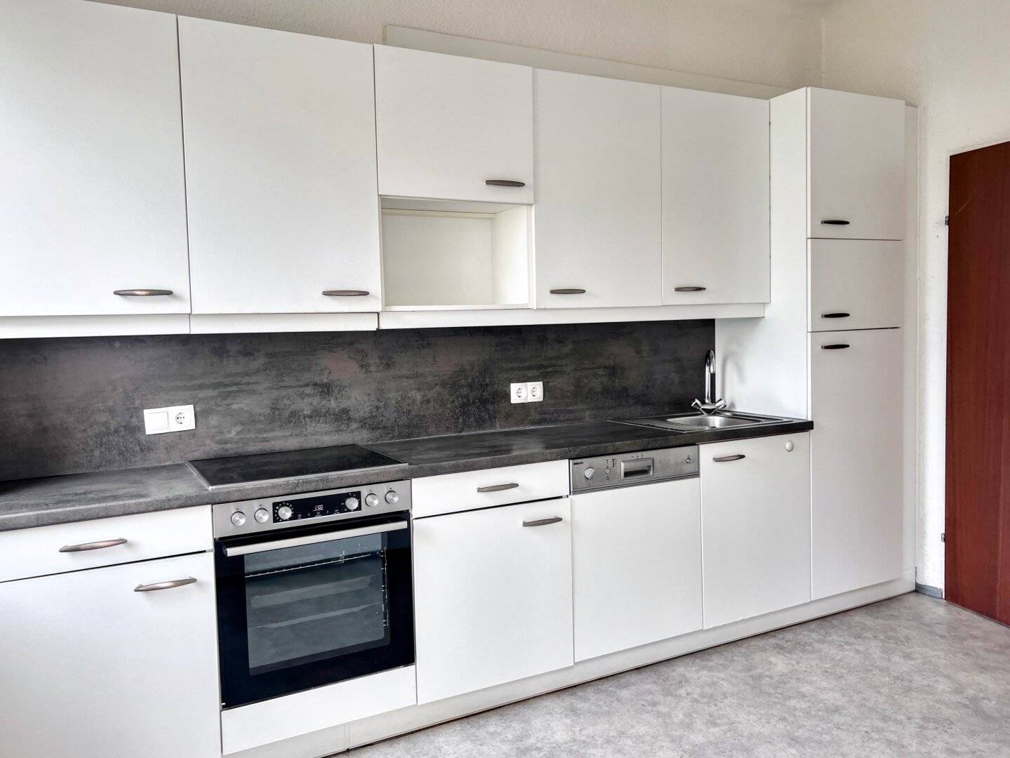 Opportunity! 2-room apartment with balcony - renovation needed