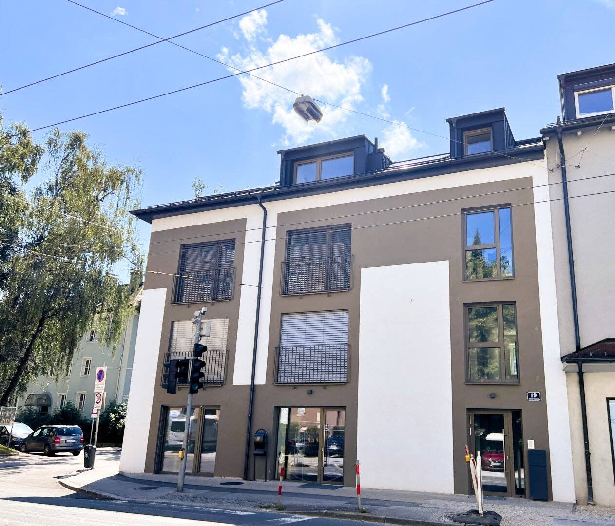 Centrally located apartment with garage for sale