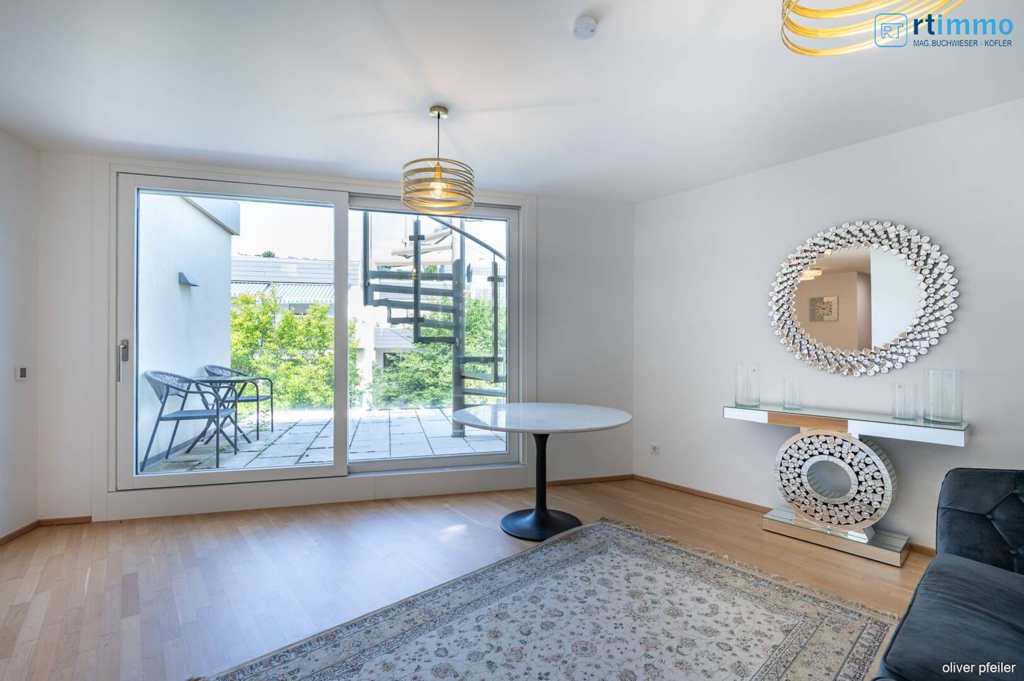 LEBENSGEFÜHL PUR - DACHGESCHOSSWOHNUNG MIT GROSSZÜGIGEN TERRASSEN IM GRÜNEN UND 2 GARAGENSTELLPLÄTZEN