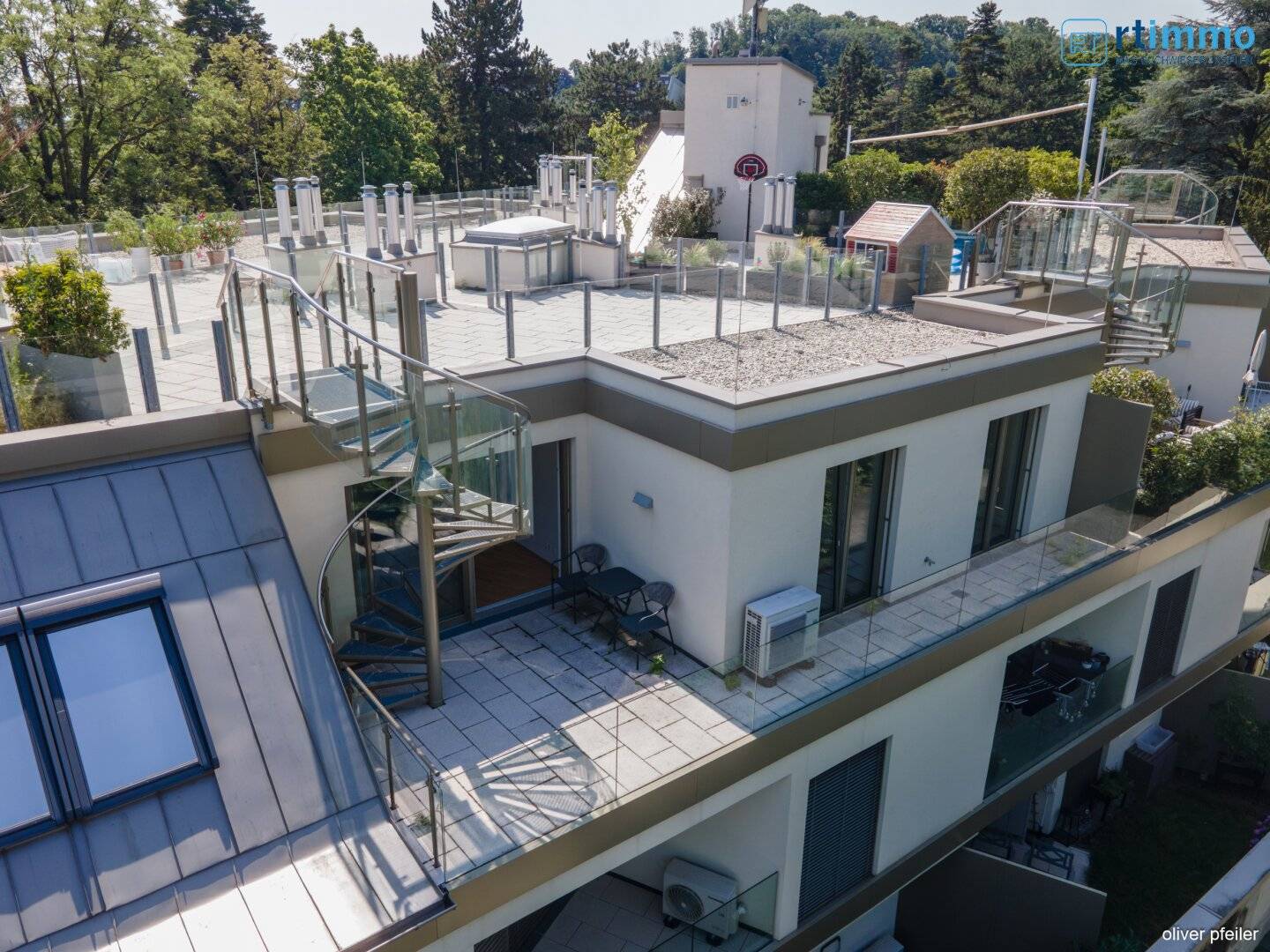 LEBENSGEFÜHL PUR - DACHGESCHOSSWOHNUNG MIT GROSSZÜGIGEN TERRASSEN IM GRÜNEN UND 2 GARAGENSTELLPLÄTZEN