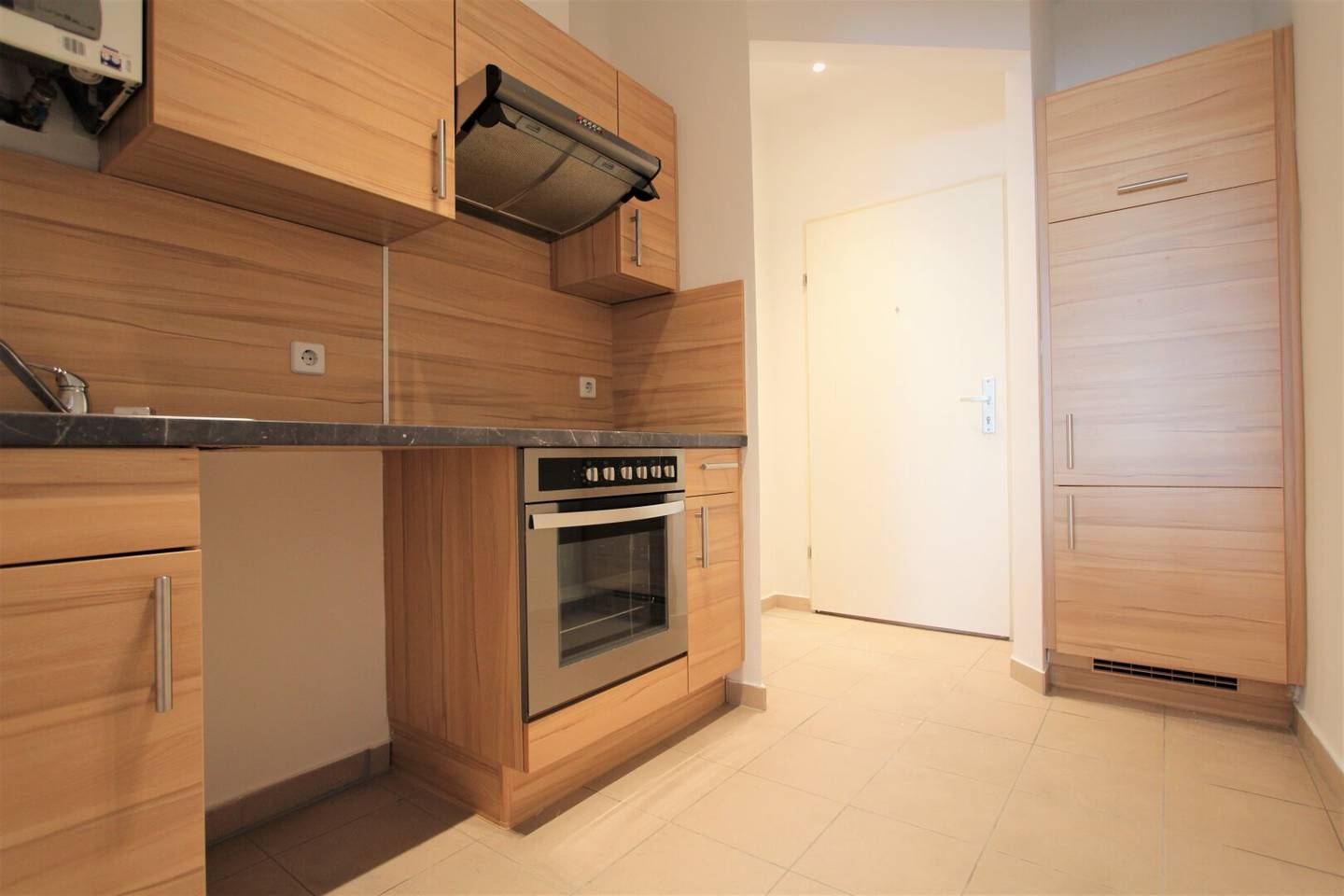 Beautiful furnished 1 room apartment Short term rental","de":"Wunderschöne, möblierte 1-Zimmer-Wohnung! Kurzzeitvermietung!"