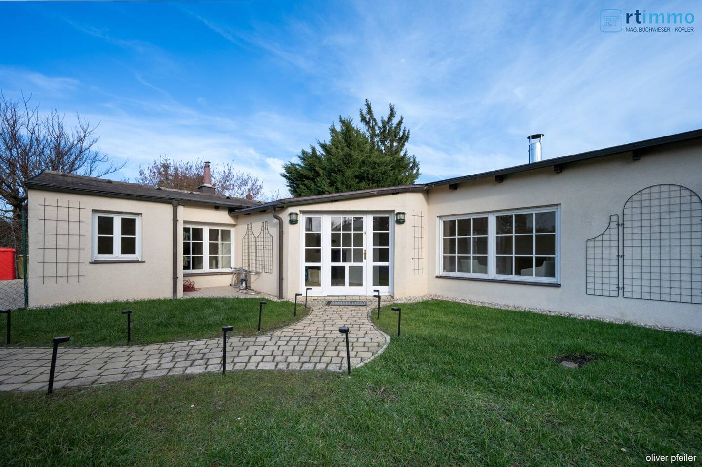 YOUR JEWEL: CHARMING BUNGALOW IN GERASDORF OBERLISSE DIRECTLY ON VIENNA'S CITY BORDER