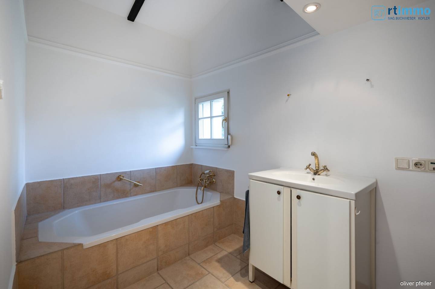 YOUR JEWEL: CHARMING BUNGALOW IN GERASDORF OBERLISSE DIRECTLY ON VIENNA'S CITY BORDER