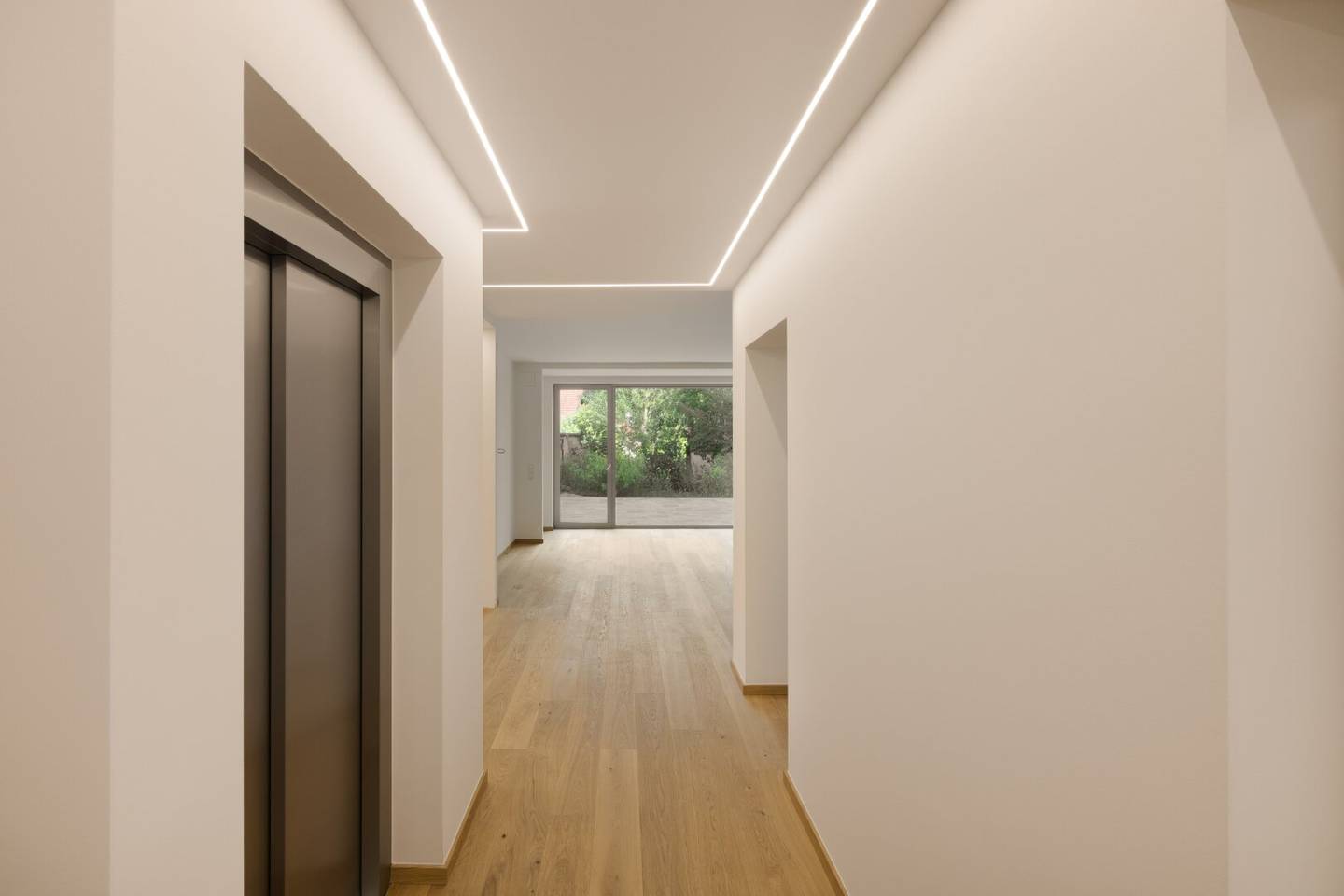 Designervilla mit einem eigenen Hausaufzug | Pool und Blick auf die Grünfläche