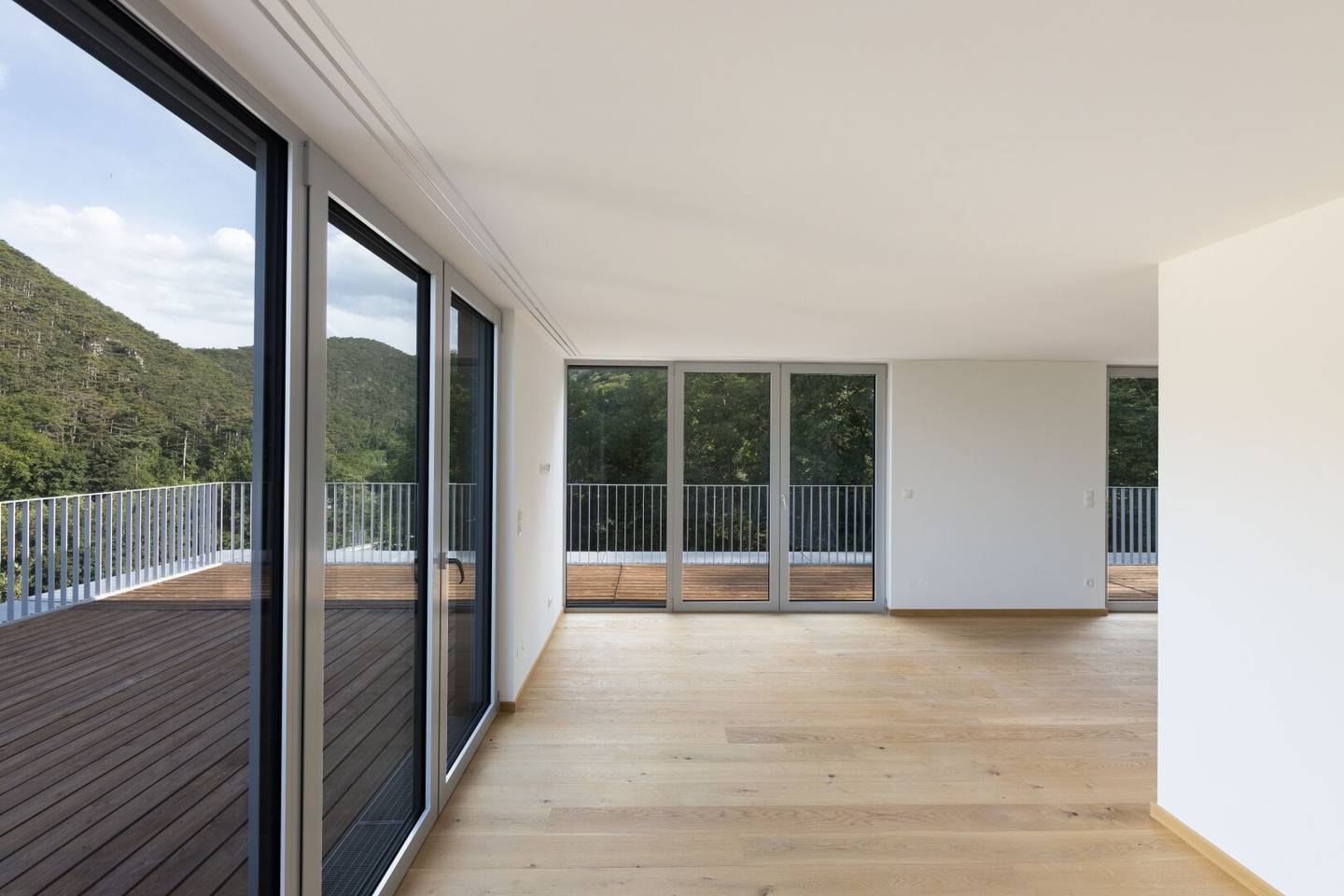 Designervilla mit einem eigenen Hausaufzug | Pool und Blick auf die Grünfläche