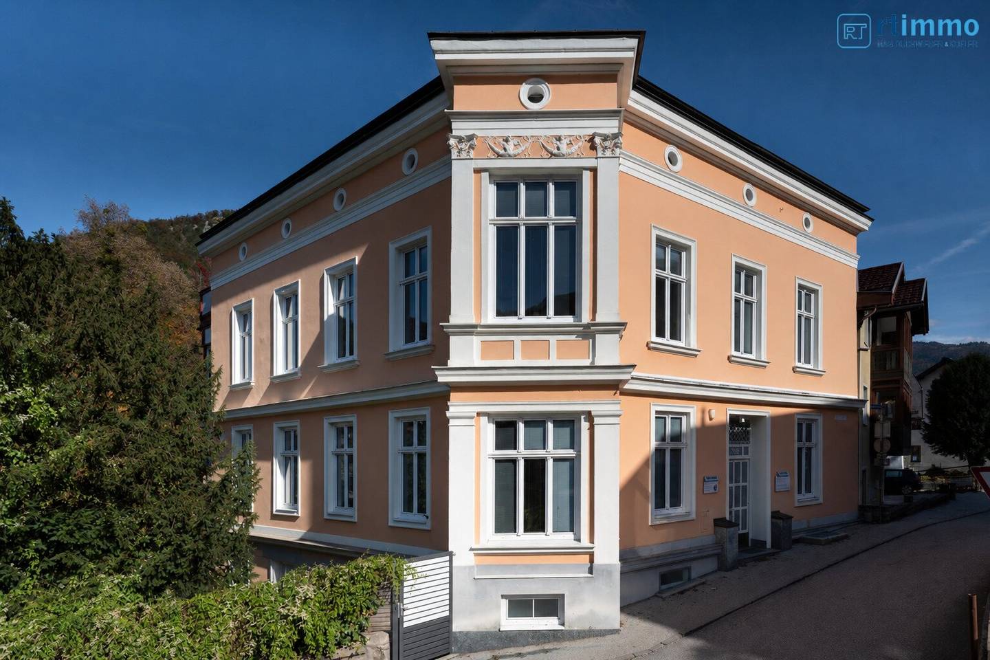 KLASSISCHE VILLA DIREKT AN DER ISCHL - RESIDIEREN und ARBEITEN SIE MIT STIL!  - STELLPLÄTZE AM GRUND!