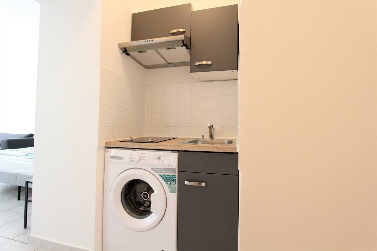 Sunny furnished one room apartment in a central location short term rental
