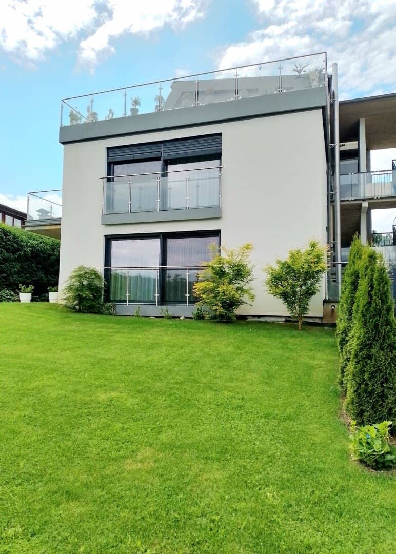 Exklusive 3-Zimmer-Gartenwohnung mit zwei Terrassen in Velden – luxuriös wohnen über dem Wörthersee!