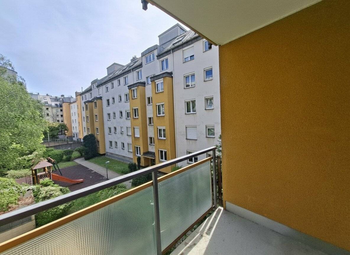 Commission-free from the owner inner courtyard two room apartment with loggia near Hanusch-Krankenhaus