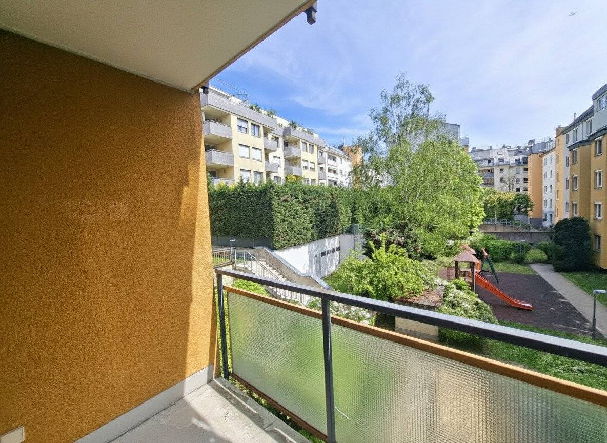 Commission-free from the owner inner courtyard two room apartment with loggia near Hanusch-Krankenhaus