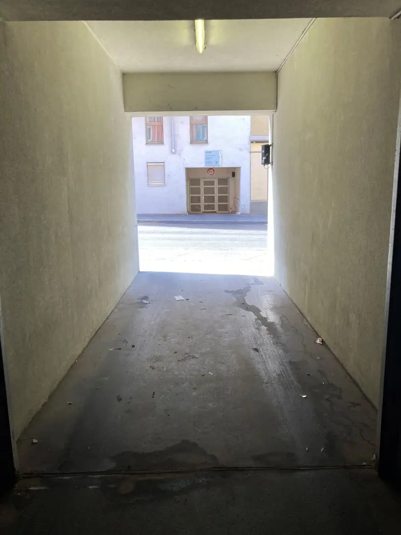 Near Reumannplatz! Car parking space!