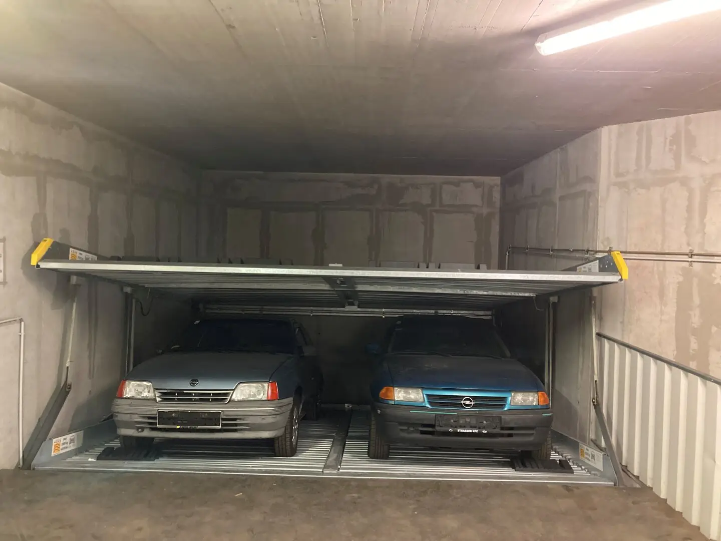 Near Reumannplatz! Car parking space!