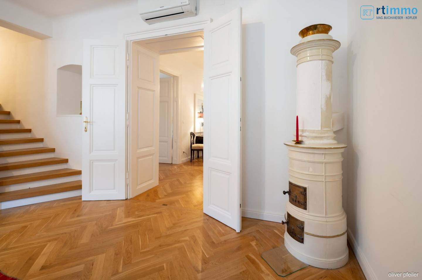 Noble 5-room attic apartment with terrace and air conditioning, as good as new