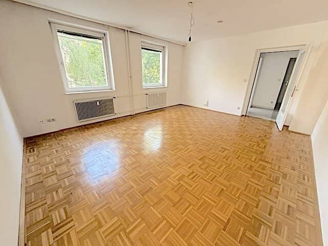 No commission from the owner! Unrenovated 4-room apartment with terrace near Volksoper