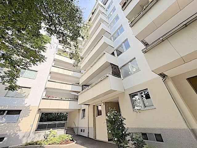 No commission from the owner! Unrenovated 4-room apartment with terrace near Volksoper