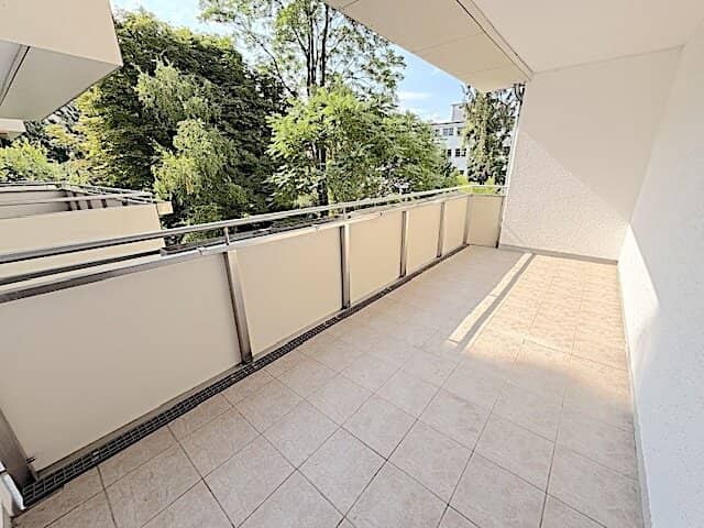 No commission from the owner! Unrenovated 4-room apartment with terrace near Volksoper