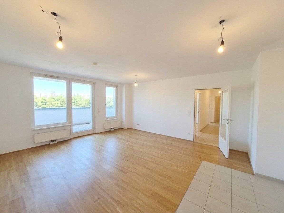 Commission-free from the owner! Ideal three room apartment with balcony near Leberberg